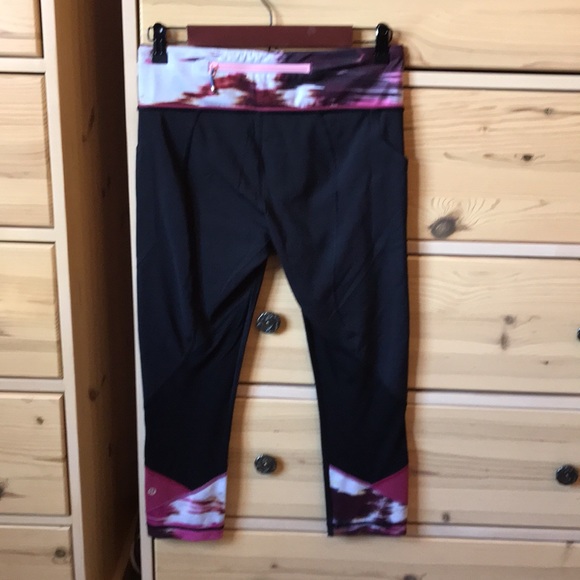 Lululemon Cropped Black Leggings Pink Purple Brushstroke Waistband Size 8 - Picture 4 of 8